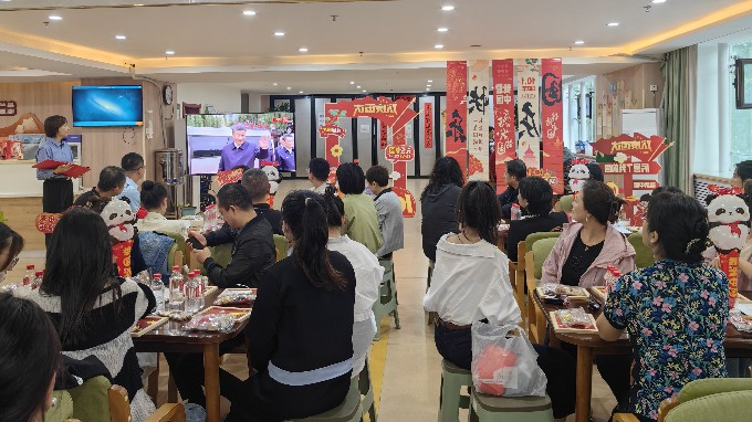 正规电子游艺网址与广后街社区开展迎国庆主题活动暨“双报到”活动